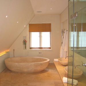Margaret Sheridan - a limestone bathroom in london - Badezimmer